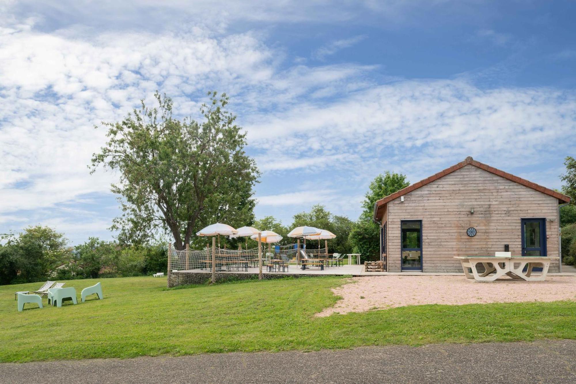 Camping Le Mont Libre - Cottage & Espace Nature - Gannat Exterior photo