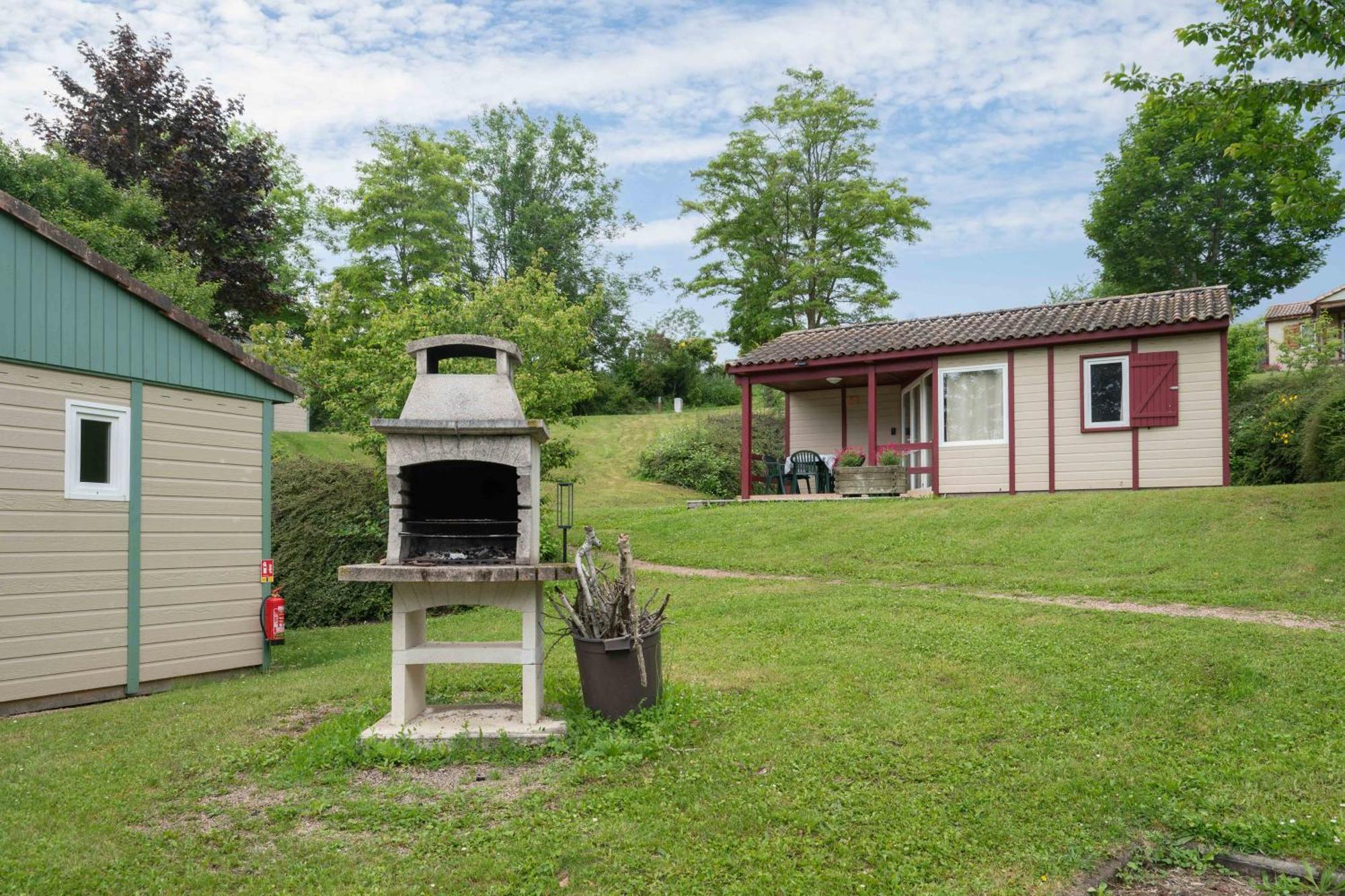 Camping Le Mont Libre - Cottage & Espace Nature - Gannat Exterior photo