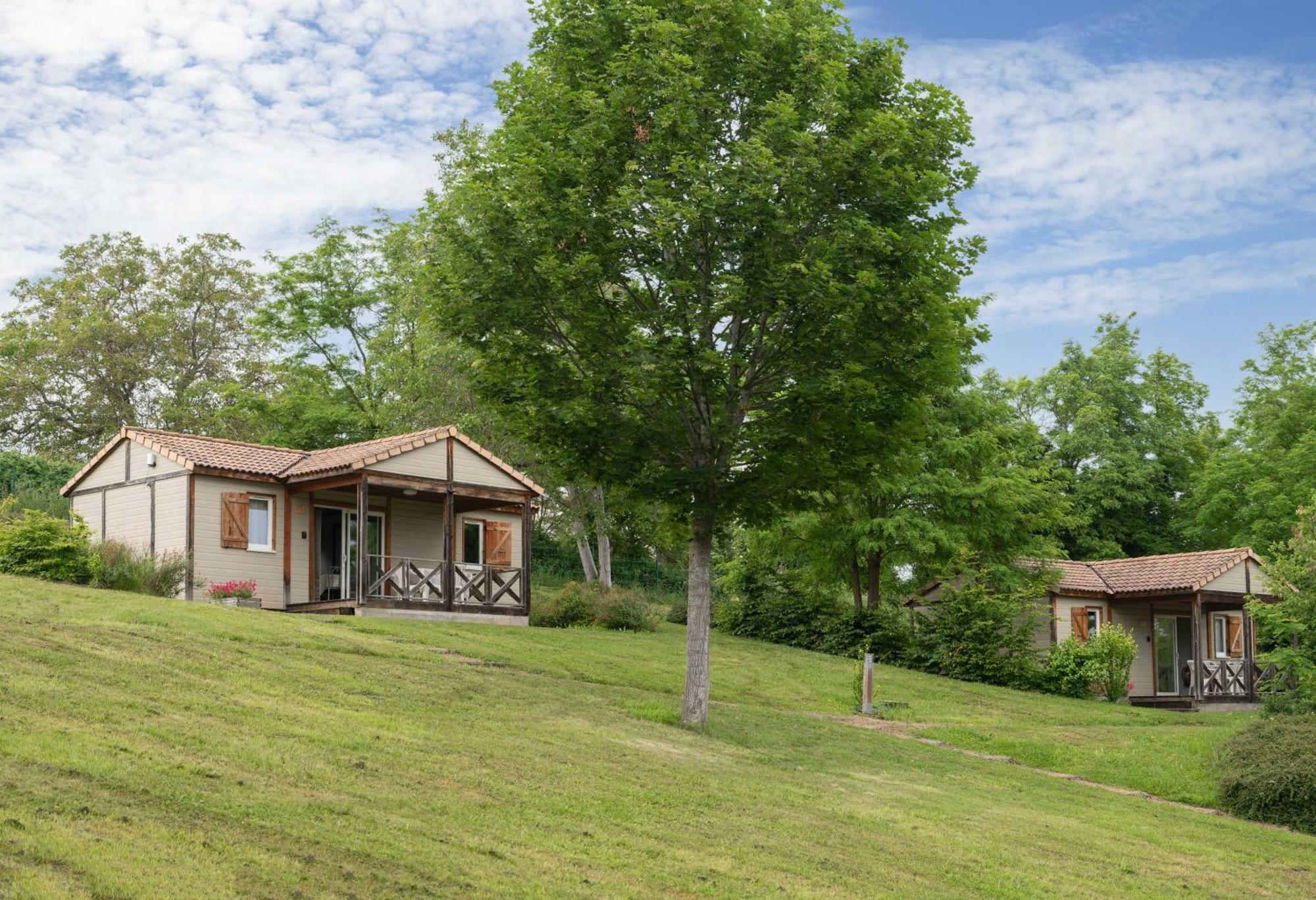 Camping Le Mont Libre - Cottage & Espace Nature - Gannat Exterior photo